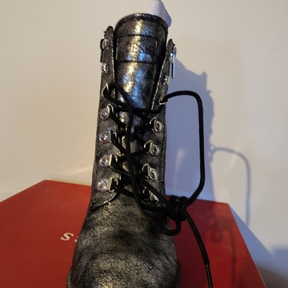 Guess Garyn Combat Boot in Metallic Silver, Size8M, NEW with Box - Picture 6 of 9